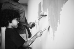 famiglia-africana-che-dipinge-la-parete-della-casa_53876-26171